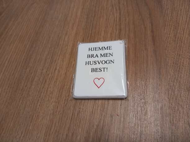Kylskåpsmagnet ¨Hjemme Bra Men Husvogn Best¨ 6,5x8cm